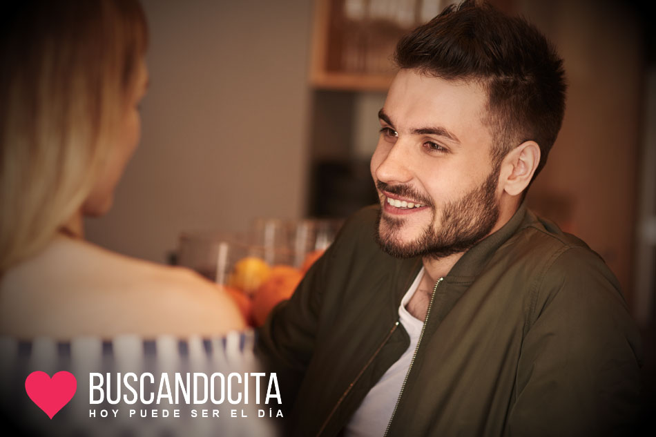 Hombre demostrando actitudes típicas cuando le gusta una mujer