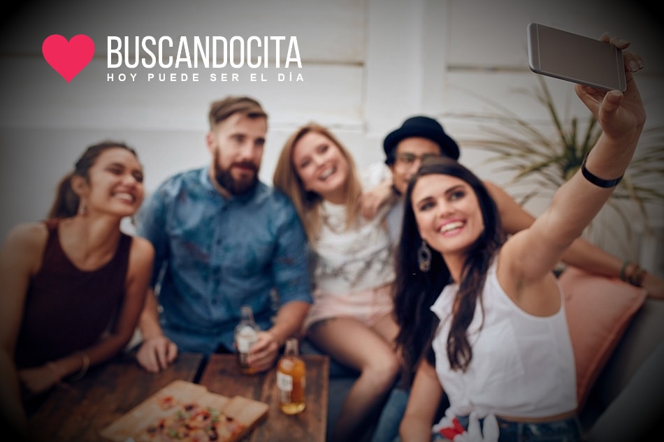 sacarte una foto con un grupo de desconocidos