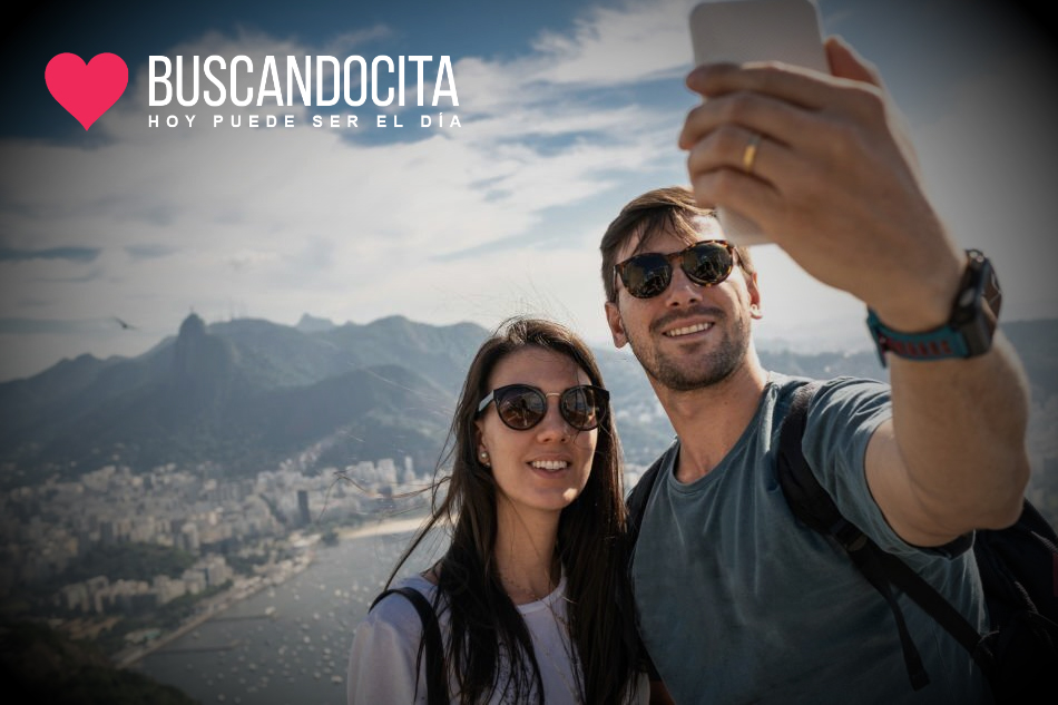 Compartir una foto juntos en redes sociales como si fuerais pareja